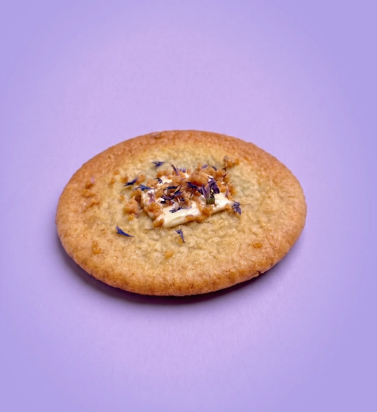 Blueberry Pie Cookie på lila bakgrund